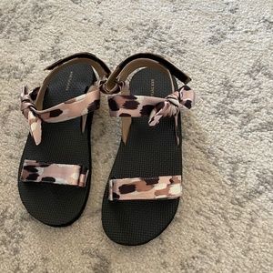 Sandals - Velcro strap. Satin side bow.